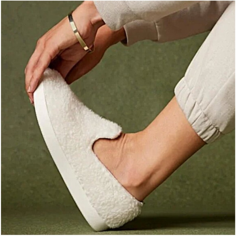 Allbirds merino wool fluff lounger slip on
Women’s size 10